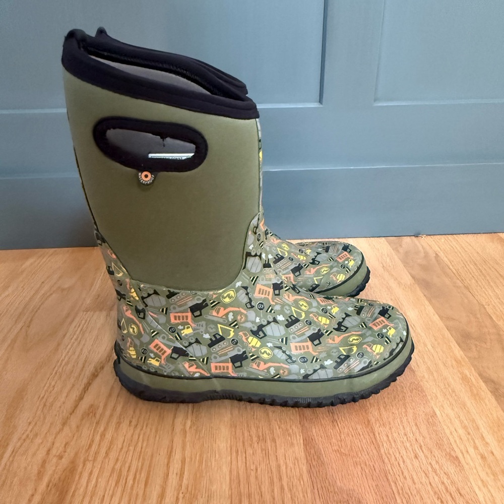 Bogs Big Kids K Classic Construction theme Green snow Boots size 6